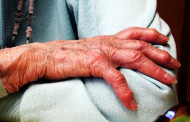 Scandalos: O vârstnică din Constanţa a fost trântită la pământ şi lovită de un tânăr pentru a-i smulge geanta de pe umăr